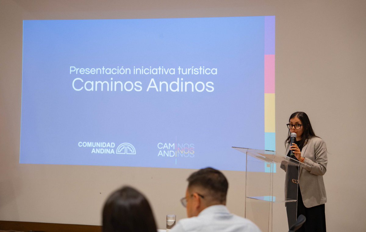 ComunidadAndina's tweet photo. 🌄🤝 La Secretaría General de la #ComunidadAndina recibió la visita del Clúster de Turismo de la ciudad de Santa Marta (Colombia), integrado por la Cámara de Comercio de Santa Marta, la Organización Gestora de Turismo #TUNAP, empresarios del sector hotelero, agencias de viajes, operadores turísticos y otros actores clave del sector.
Gabriela López, funcionaria de la Dirección General de Transformación Productiva, Integración Física y Servicios de la Secretaría General de la Comunidad Andina, presentó a la delegación la iniciativa #CaminosAndinos, que busca posicionar a la Comunidad Andina como un multidestino turístico en el mercado global.
El encuentro permitió identificar necesidades, compartir experiencias y abrir nuevas oportunidades de cooperación, con miras a seguir impulsando el turismo sostenible en los destinos que integran Caminos Andinos. ✈️🌿
#TurismoAndino #CaminosAndinos