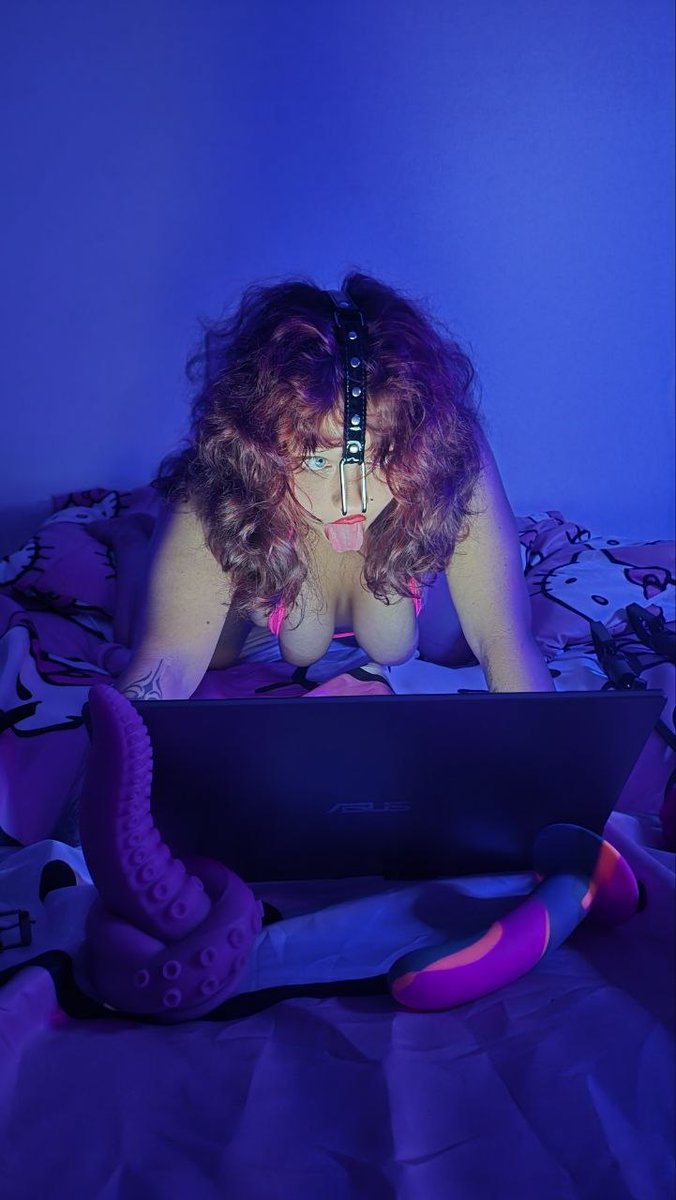 PrincesaMallow's tweet photo. significado da palavra GOONETTE

Uma mulher que consome pornografia obsessivamente e se masturba por longos períodos (edging), perdendo a noção do tempo e prioridades normais.
 sinaliza uma forte imersão em comportamentos online extremos, com conotações de vício e obsessão. https://t.co/Ta0yfV9TO5