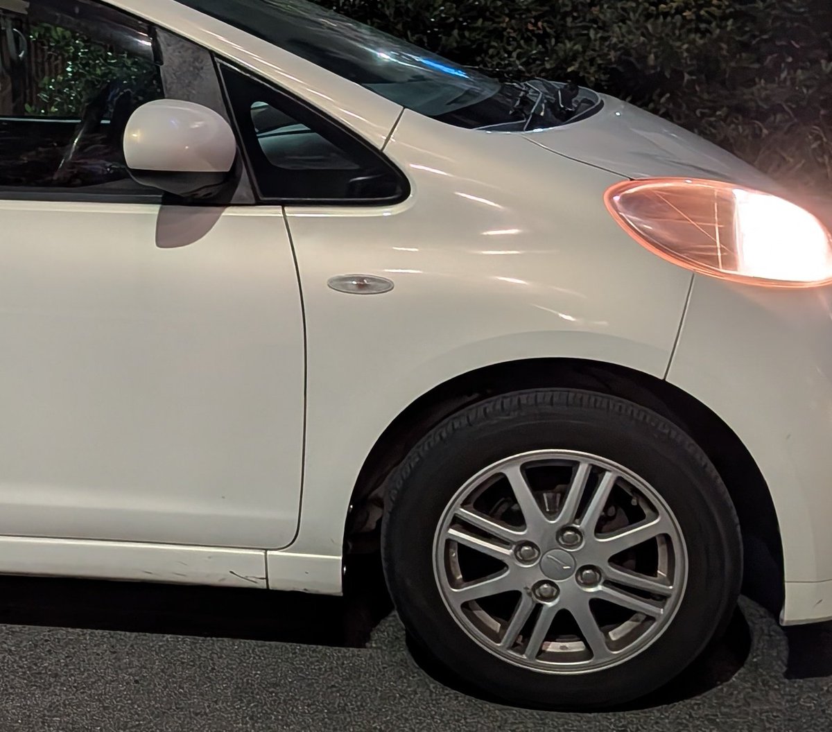 nsrosk's tweet photo. とりあえず先日、いつも面倒見てもらっている自動車屋さんに、いろいろまとめて修理やらの作業してもらった。

内容的には、「オイル、タイヤとホイール交換、サイドミラー取替、バッテリー交換」っと言った感じ。

いやぁ、ここまで来るとさすがにうちのソニカさんも満身創痍やねぇ(苦笑) https://t.co/1G3p7nTdzf