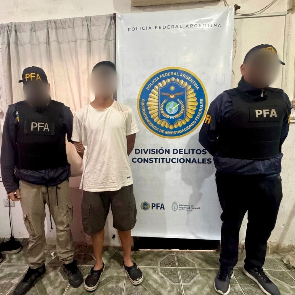 clarincom's tweet photo. DETUVIERON A UN JOVEN QUE AMENAZÓ DE MUERTE A JAVIER MILEI EN LAS REDES SOCIALES

El Ministerio de Seguridad informó que el Departamento Federal de Investigaciones (FDI) detuvo hoy a un joven que amenazó de muerte al Presidente a través de las redes sociales.

"En esta Argentina no hay lugar para la violencia. El que las hace, las paga", escribió la ministra Alejandra Monteoliva en su cuenta de X.

(+) en Clarín: https://t.co/5QccSJdOY5