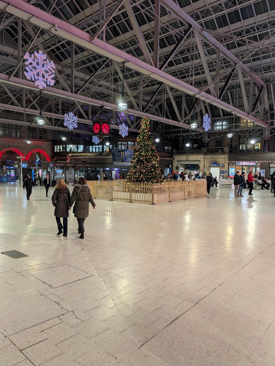 31tcek's tweet photo. @AndrewSloey @NetworkRailEDB Thank you very much for your Christmas tree @NetworkRailGLC https://t.co/JUsUk1Jg5j