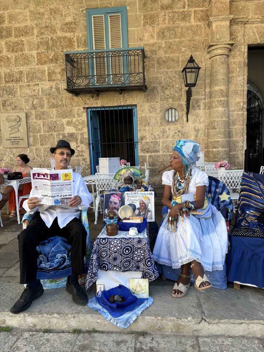 كوبا الجميلة :

- وصلنا قبل 5 ايام ل كوبا وبدأنا منذ اليوم الاول التجوال في هافانا القديمة وسياراتها الكلاسيكية و متاحفها وشعبها الودود وساعدنا علي المزيد من الاستمتاع عدم وجود إنترنت يشغلنا عن التمتع بالجزيرة ..

- وتوجهنا الي مزارع القهوة علي التلال البعيدة وكانت خيال بالجمال