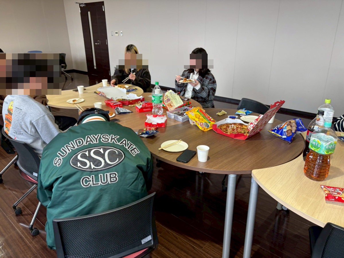 matsudaku's tweet photo. 【基礎ゼミ活動報告】ピザパーティ
11月19日にゼミでピザパーティをしました！ピザパーティを通してゼミ生同士での親睦を深め交流をすることができました！
#久留米大学
#松田ゼミ
#ピザパーティ https://t.co/vKK8S20TkB