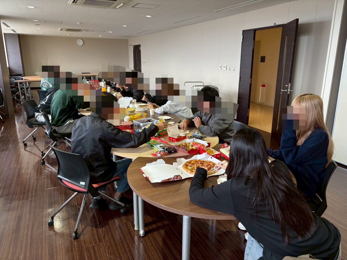 matsudaku's tweet photo. 【基礎ゼミ活動報告】ピザパーティ
11月19日にゼミでピザパーティをしました！ピザパーティを通してゼミ生同士での親睦を深め交流をすることができました！
#久留米大学
#松田ゼミ
#ピザパーティ https://t.co/vKK8S20TkB