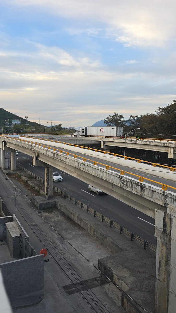 Guille6521's tweet photo. @ElCercadoNL, @Cicmty Retorno elevado en El Cercado, así la confusión al tomar este retorno por varios transportistas, no es el primero, lleva mas de 1 Hr queriendo salir, Saludos https://t.co/UXQ8EGZXWu