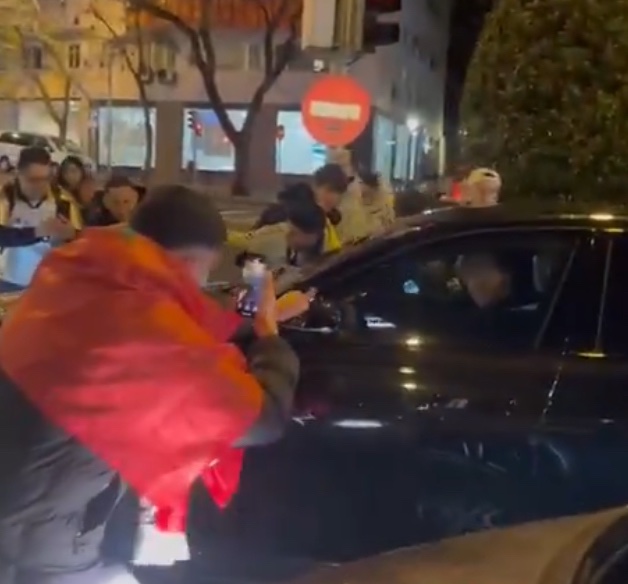 🚨 Real Madrid fans outside the Bernabéu showed support to Xabi Alonso: 

“Patience, Xabi. We trust you.” <a href="/eldesmarque/">ElDesmarque</a>