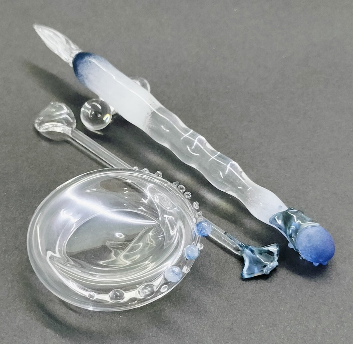 前回はSOLDOUTだったレモン🍋の
ガラスペンもあります。

ジンベイとマンタとアザラシ
おそろいの
インクちゅぼとラメの鬼があるよ🐟️

どちらも口径の小さい瓶に
対応しています。

A Space Walk 2025 Winter TOKYO
-Christmas Party-

#宇宙遊泳 クリパ
#dippen
#ガラスペン
#ガラススタジオISAna