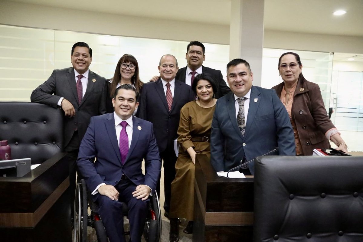 Aprobamos la Ley de Ingresos 2026 de 30 municipios, sin incrementos.
También los informes de cuentas públicas 2021–2023.

Siempre firmes, siempre responsables.
Haciendo Bien Las Cosas. 
#DrVictorGarcia