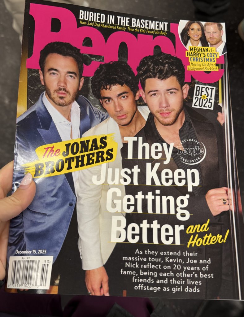 jonasgotmegood's tweet photo. picking up this magazine made me feel 13 again https://t.co/VjwA3W06xc