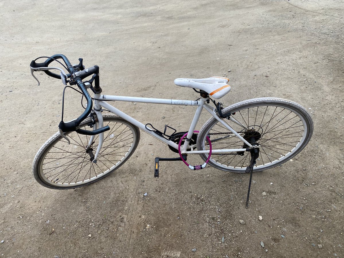 msy2701123's tweet photo. 日秀観音寺墓地駐車場端に自転車が放置
ドロップハンドルのスポーツ車、ワイヤーロックされてますが、登録シールなどはありません、地元警察に連絡しましたが、盗難届は無く私有地なので介入できないとのこと
心当たりの方はご連絡を（無ければ処分します）
#我孫子市
#自転車盗
#放置自転車 https://t.co/49O1KxXkFe