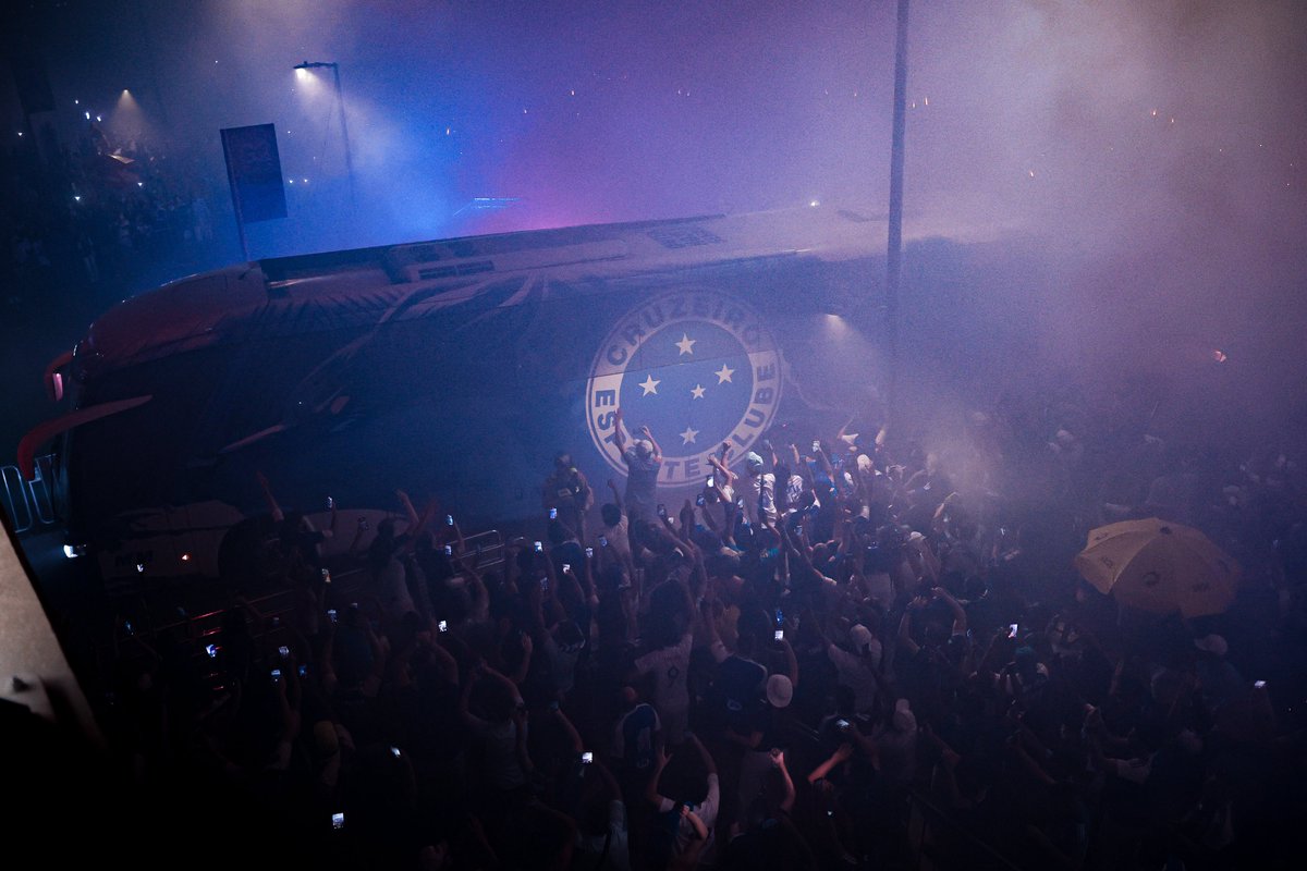 Cruzeiro's tweet image. Que recepção, Nação! 👏🦊

📸 @gustavomjpeg / Cruzeiro

#CRUxSCCP #PeloHep7a