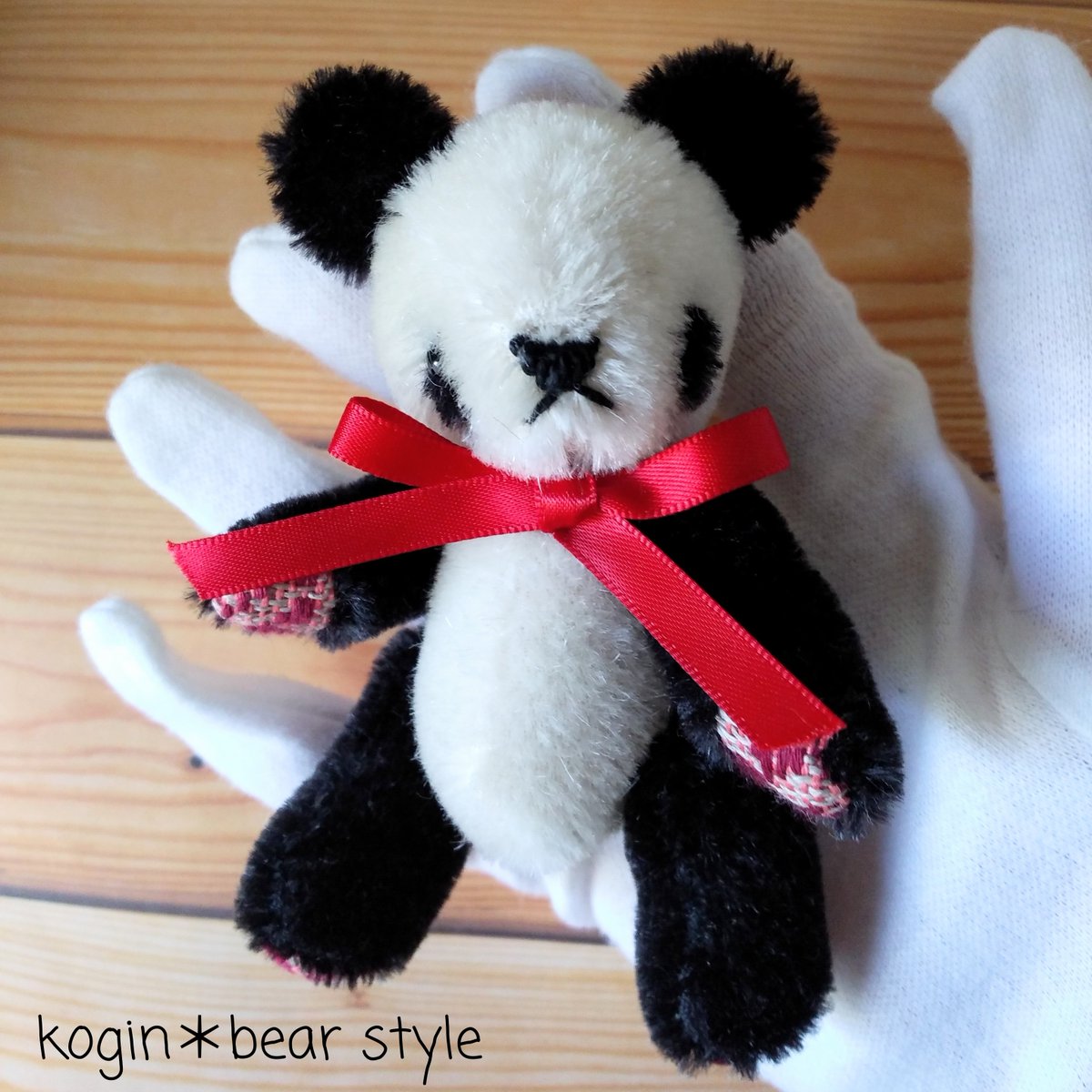 情勢が落ち着いてまた日本にパンダが来るように願って。座高9cm 手乗りサイズの小さなこぎんパンダが癒しをお届け。
詳細↓
手芸家こひろの人気作品はこちら！ 【特集掲載　定番】こぎん刺しのパンダのぬいぐるみ　黒白 minne.com/items/38927269… #パンダ #こぎん刺し