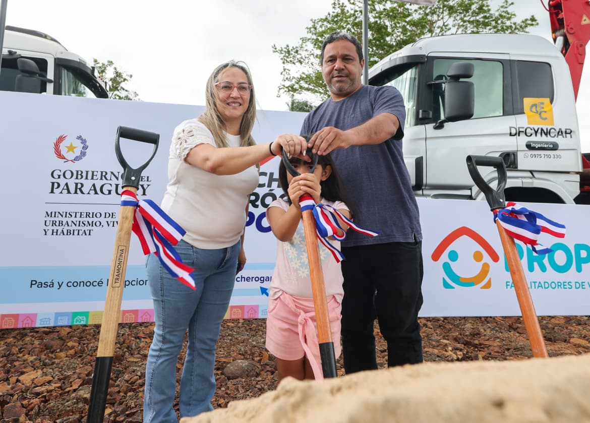 juancbaruja's tweet photo. 📍ITAPÚA 
CHE ROGA PORÃ 

Hoy llegamos hasta la Perla del Sur para dar inicio a un nuevo capítulo de sueños hechos realidad. 

Junto al diputado Germán Solinger y Blas Reguera de la Constructora Propio S.A., encabezamos el inicio de obras de 38 viviendas, que pronto serán el hogar de nuevas familias encarnacenas.

Este proyecto representa un paso clave en la expansión del programa y refleja el compromiso del presidente Santiago Peña y el vicepresidente Pedro Alliana, de seguir trabajando para que más familias puedan cumplir el sueño de la casa propia.