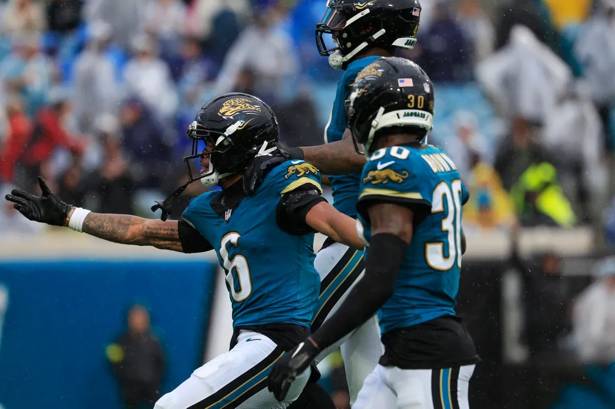 SleeperNFL's tweet photo. If you have the Seahawks D/ST, congratulations.

For everyone else, here are some Defenses worth considering for the fantasy playoffs 👇

Saints:
➜ vs. CAR / vs. NYJ / @ TEN

Buccaneers:
➜ vs. ATL / @ CAR / @ MIA

Jaguars:
➜ vs. NYJ / @ DEN / @ IND https://t.co/SM3297pPcA