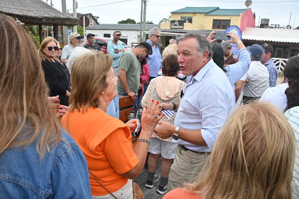 ADOUINADO EN AGUAS DULCES : con una inversión de más de U$S 600.000 inauguramos el adoquinado sobre Cachimbas y Faroles en un tramo de casi 1 km y en el hermoso paseo artesanal lugares donde antes solo había tierra. Tuvimos el placer de hacerlo con una multitud de vecinos y