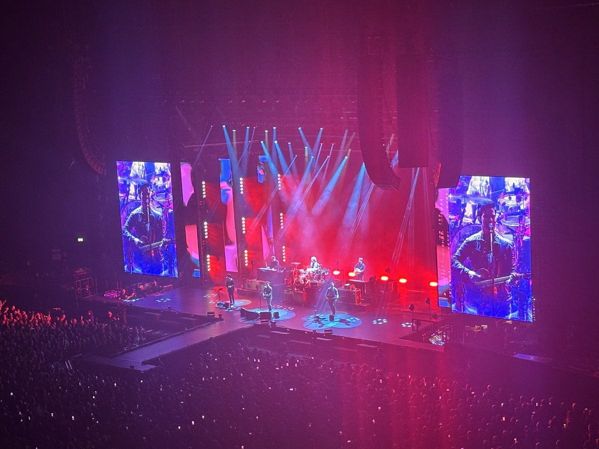 No way did <a href="/stereophonics/">stereophonics</a>  start the <a href="/OVOHydro/">OVO Hydro</a> gig tonight with Vegas two 
Times 😍🥳😆 fucking amazing 🖤 not heard it live in years 🎸