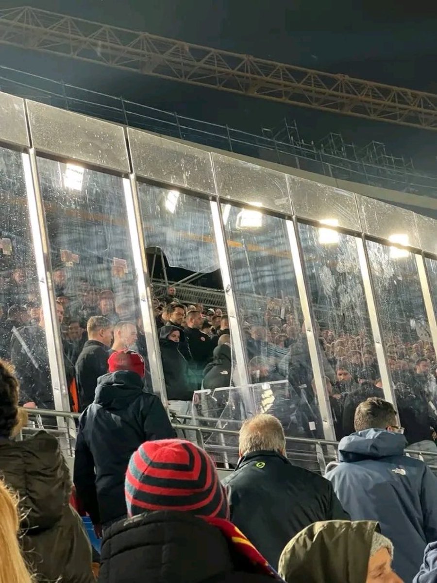 El Barça ha presentado un informe oficial a la UEFA documentando los actos vandálicos de los aficionados del Eintracht Frankfurt en el Camp Nou, incluyendo rotura de asientos, destrozos de barreras, daños en las instalaciones y lanzamiento de objetos contra los aficionados