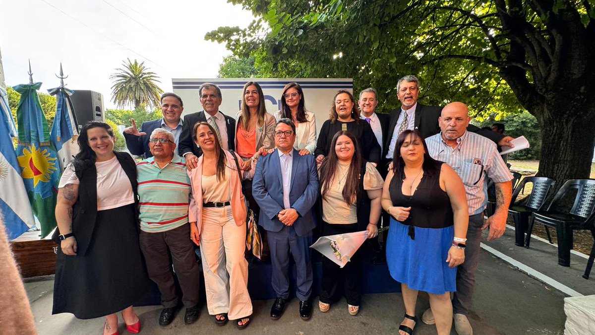 Hoy acompañé a nuestros concejales y consejeros escolares electos de LLA en Almirante Brown 💜

En solo dos años ya somos bloque violeta de 8 concejales. Un crecimiento histórico.

Vamos a seguir trabajando para que en 2027 Brown también tenga un gobierno violeta.

Gracias a