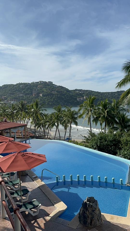 Cuando piensas en un escape perfecto, te imaginas justo aquí: una alberca infinita que se funde con el azul del mar, palmeras, suave brisa y una vista única del mar.

📸 Hotel Catalina Beach Resort

#HotelesIxtapaZihuatanejo #ThisIZit #VisitIZ