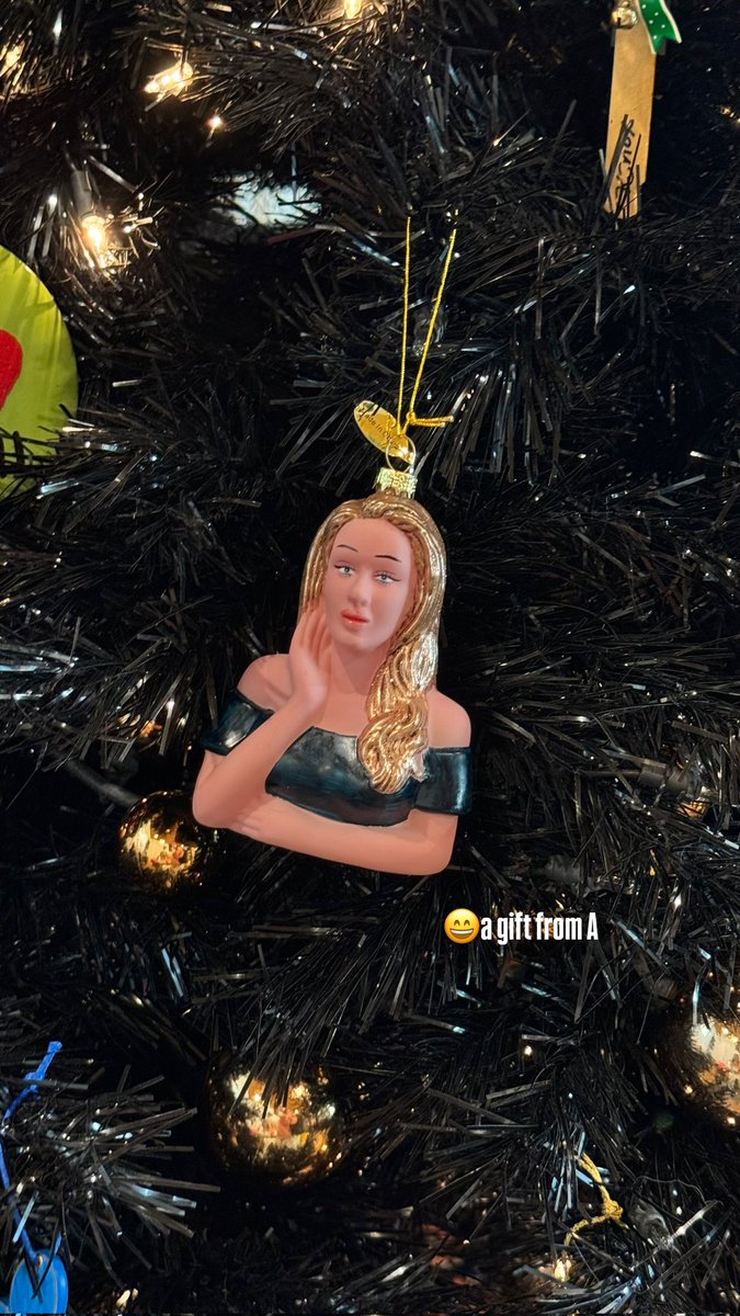Adelettes2's tweet photo. April McDaniel shares a photo of an Adele Christmas Ornament given to her as a gift from Adele 🎄🎁 https://t.co/9Et5tf76EL
