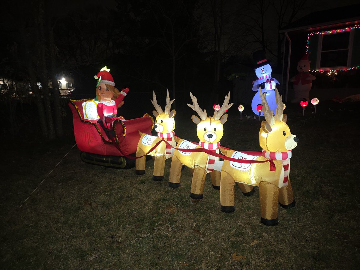 jasonborkowski4's tweet photo. My new Christmas Mariah Carey blow up is a great new addition in my extra festive front yard!☃️🎄🎅🏽♥️🎶🔔❄️🛷🎁 @MariahCarey #mariahszn #Queenofchristmas #AllIWantForChristmasIsYou https://t.co/j4SMelq9o5