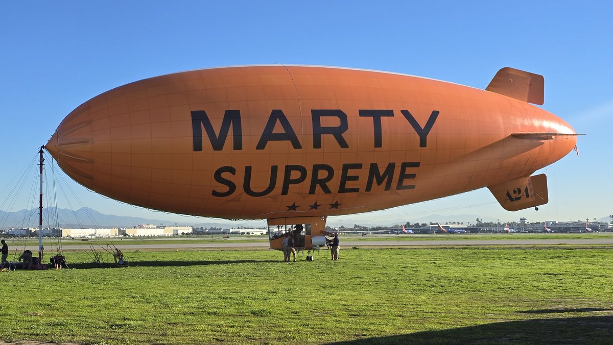 DiscussingFilm's tweet image. A closer look at the ‘MARTY SUPREME’ blimp.

Flying 1,000 feet over the Los Angeles region every day until the film’s opening on December 25.