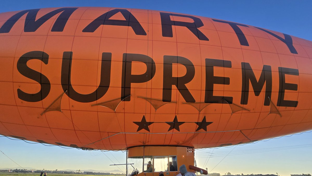 DiscussingFilm's tweet image. A closer look at the ‘MARTY SUPREME’ blimp.

Flying 1,000 feet over the Los Angeles region every day until the film’s opening on December 25.
