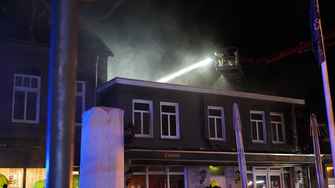 Grote brand uitgebroken in centrum van Tienray