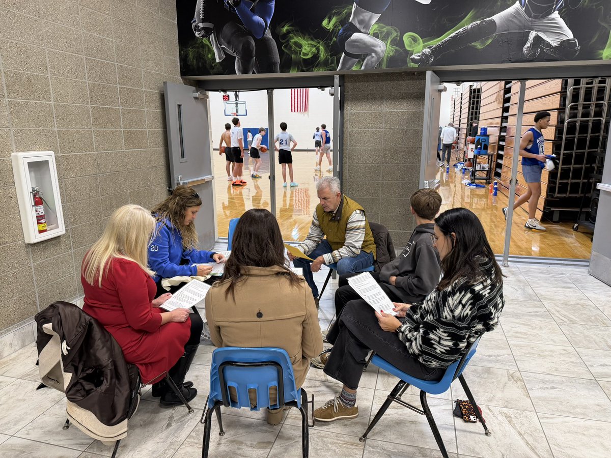 OGHOOPS's tweet image. Our Wednesday night annual tradition continues…parents and family show/come to practice to say a Holy Rosary for our team. ✝️ 🏀 We appreciate you!