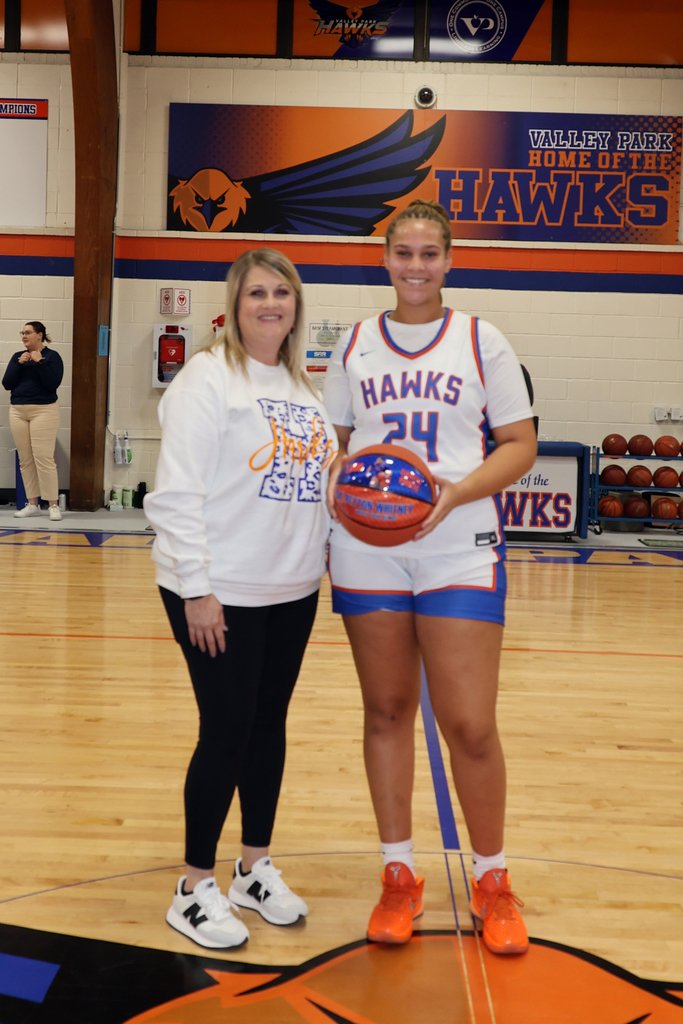 ValleyParkSD's tweet photo. 1,000 points and counting! 🏀👏 Congratulations to Peyton Whitney, the 3rd VPHS girls basketball player to reach this huge milestone. Hawk Pride all the way. #GoHawks #VPPride 💙🧡 https://t.co/FUwk9cWqQg