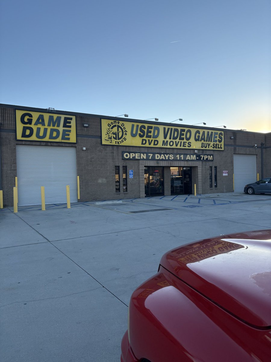 VinnyGorge's tweet photo. Can't believe they are still in business #SupportRealHipHop https://t.co/adsm0Wbt0h