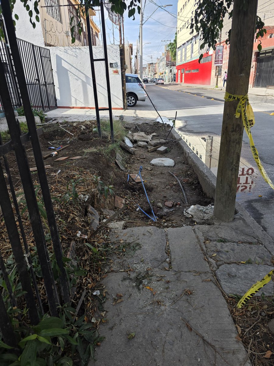 CarlosRGro's tweet photo. @ambiente_leon Ahora uno como peatón tiene que bajarse al arroyo. Primero los arboles, despues la banqueta y atrás se ve como hicieron cajones de estacionamiento donde antes no los había @durbanoleon . Échennos la mano. https://t.co/Oa9l3I2AG5