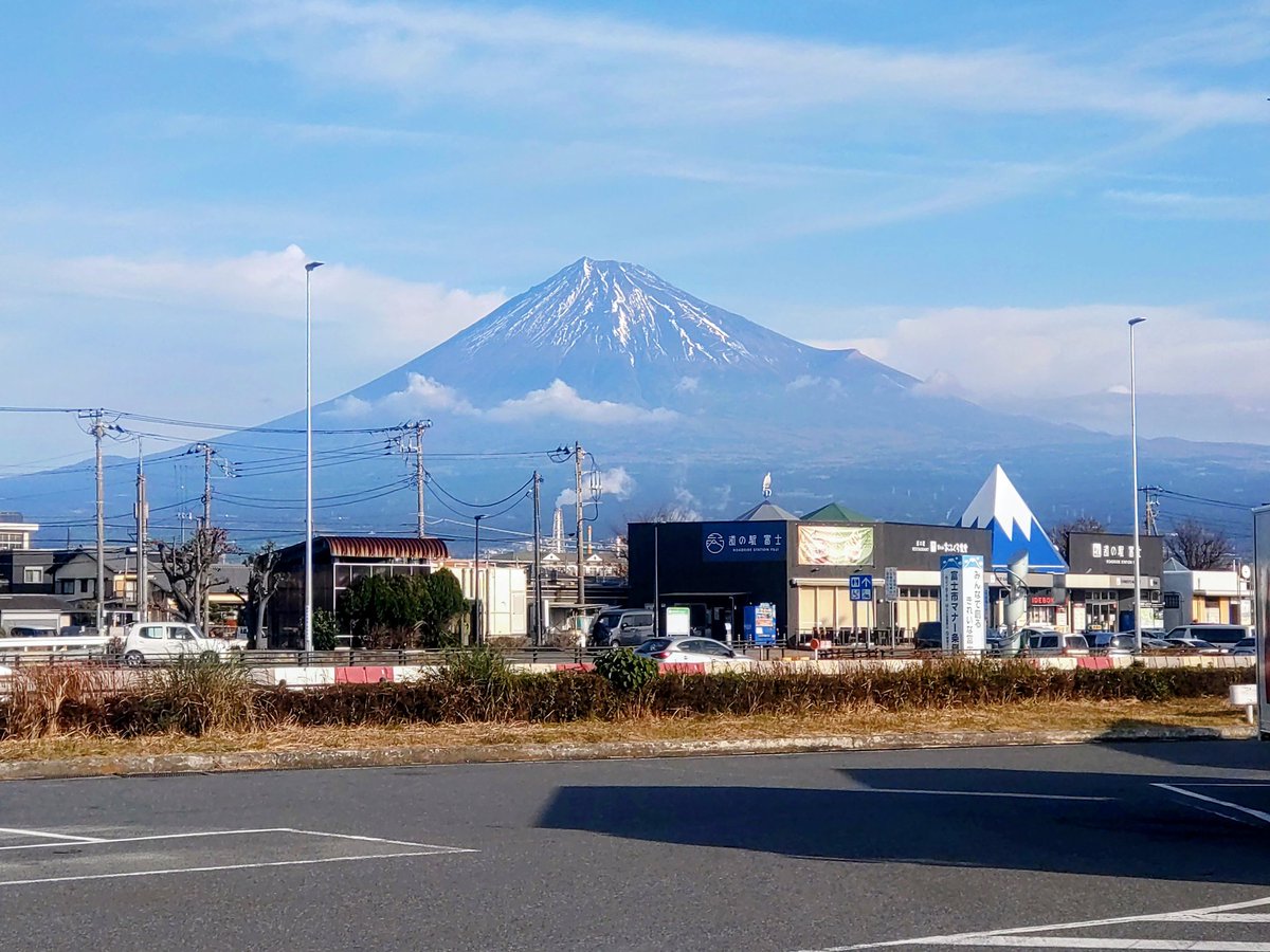 Syookun1012's tweet image. おはようございます😊
寒いのに雪が少ない、今朝の富士山です