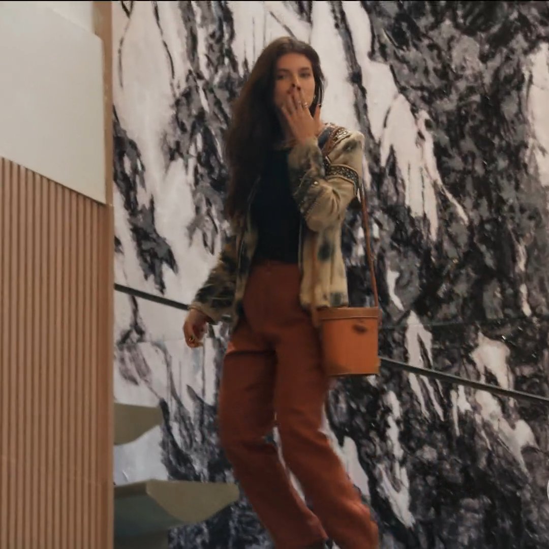 lorena chegando em casa toda feliz depois de beijar falando que não vai jantar pq já comeu um lanche no barzinho

o lanche sendo a eduarda

SELINHO LOQUINHA #trêsgraças