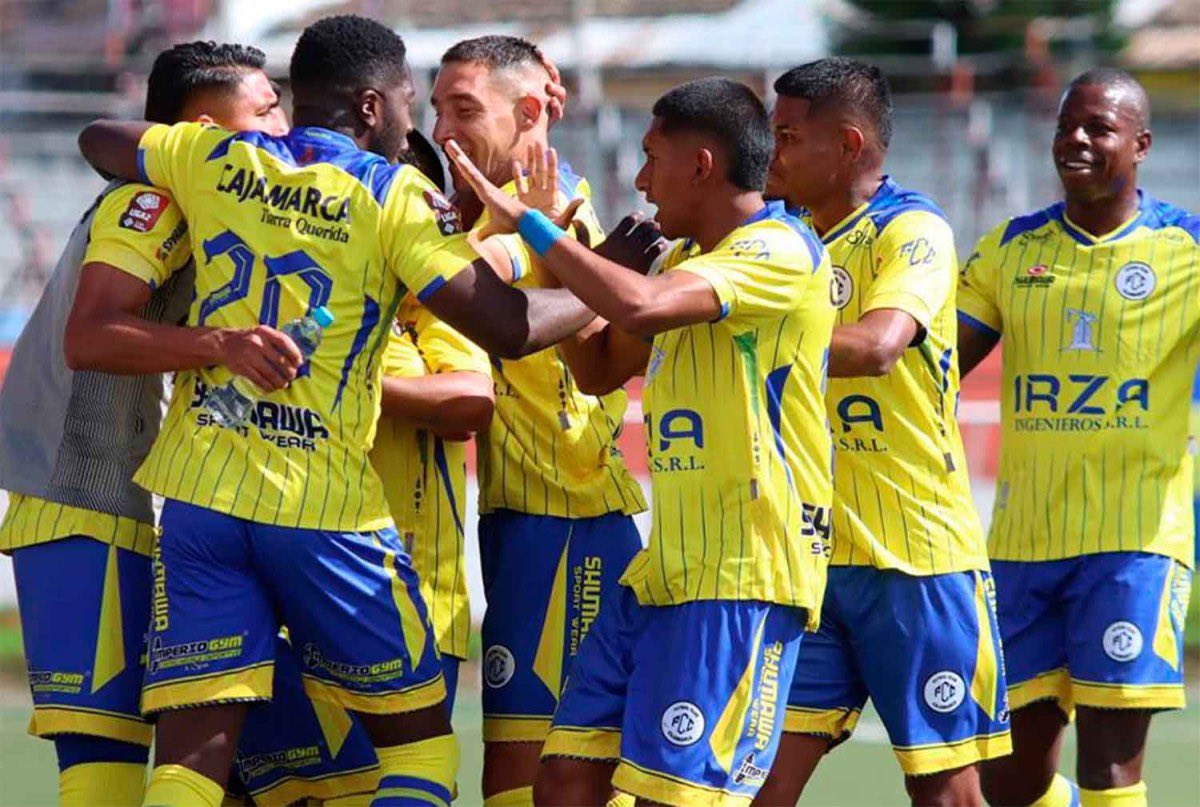 Fuentes de FC Cajamarca confirman que existe una deuda con el primer equipo, tras el título en Liga 2. La misma contempla octubre y parte de noviembre. La directiva cajamarquina prometió ponerse al día este fin de semana. No existe deuda con el DT Juan Carlos Malpica.