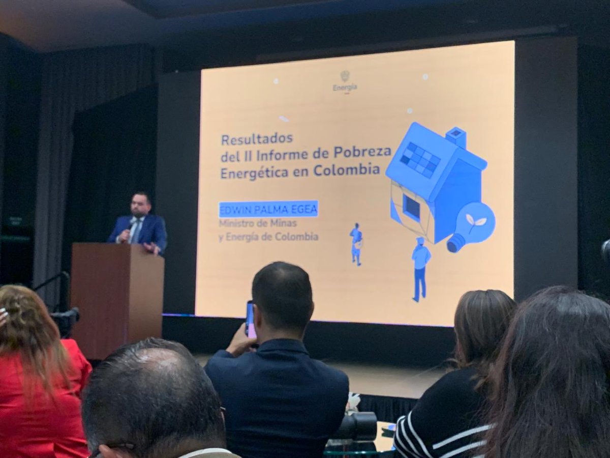 Image for the Tweet beginning: @asocodis participando en la presentación