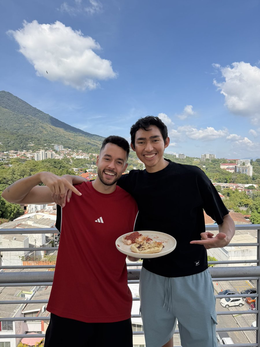 Gracias <a href="/Fernanfloo/">Fernanfloo</a> por invitarme a comerte la pupusa en El Salvador. Pronto lo veréis ❤️