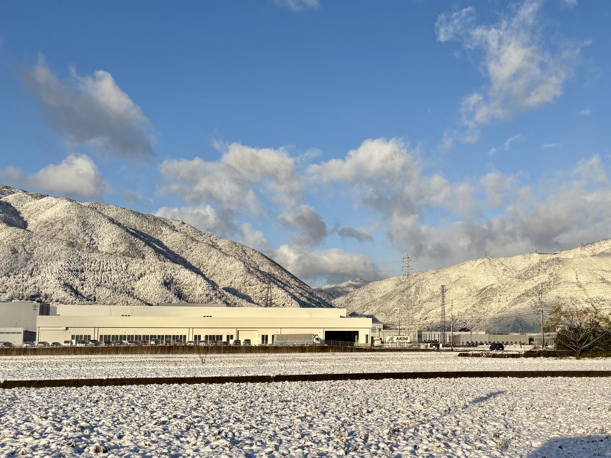 antetu_gifu's tweet image. 先週の初雪で、会社のまわりも一面が白く染まりました❄️

白い雪と会社の色が重なり、冬ならではのきれいな景色が広がっています✨

冬の雰囲気が印象的で、思わず写真を撮っちゃいました📸

#ANDO #26卒 #27卒 #大垣市 #成長 #スピード選考 #面接1回 #文理不問 #機械 #ロボット #初雪