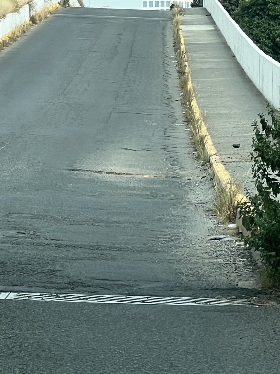 fabismq's tweet photo. @SnAndresOficial buenas tarde podrían tapar el bache que está en la subida del puente de ciudad judicial por favor https://t.co/SS1xT5kKnC