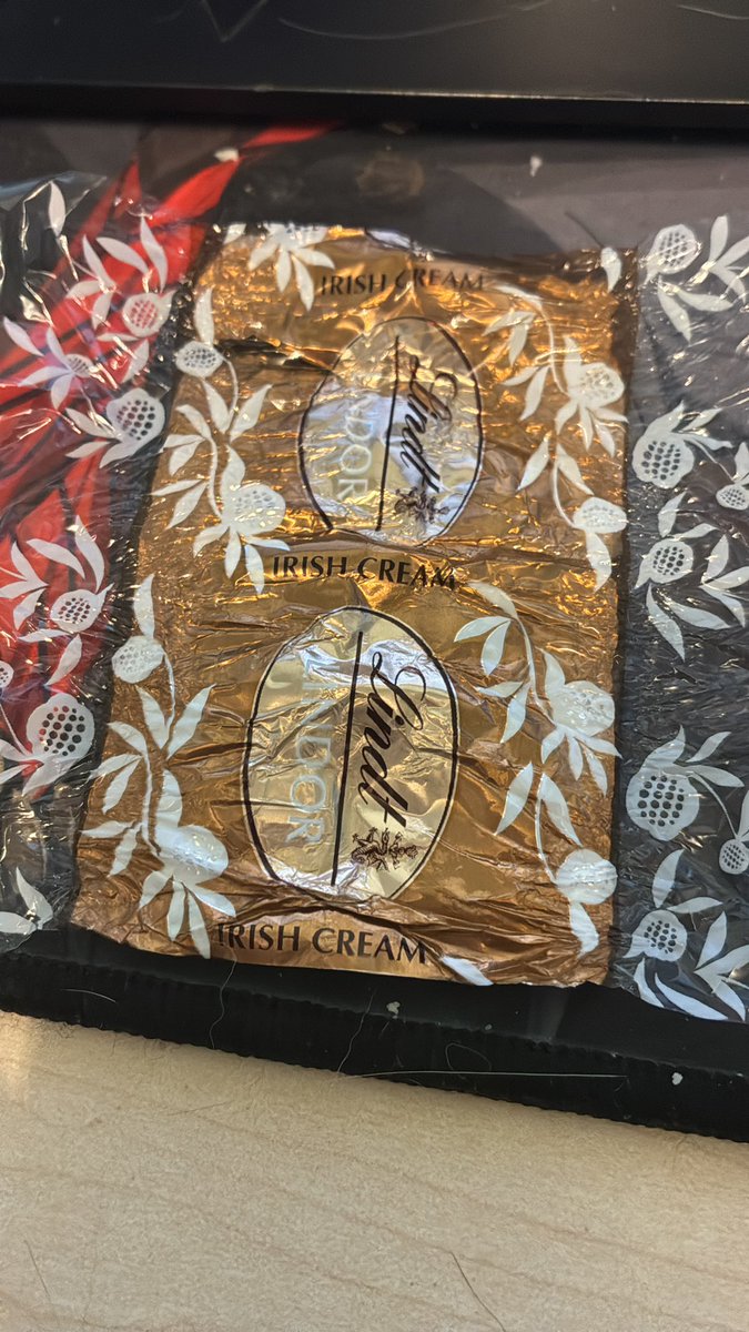 Jour 10! Un chocolat surprise que j’ai mit par accident dans la boîte de ma fiancé qui a fini être par manger par moi car il avait de l’alcool dedans mais j’ai pas goûter au goût étant moi même pas fan d’alcool… Je suis surpris mais il était super bon!