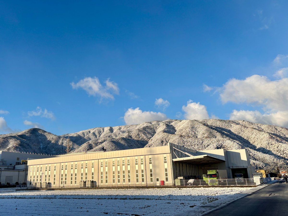 antetu_gifu's tweet image. 先週の初雪で、会社のまわりも一面が白く染まりました❄️

白い雪と会社の色が重なり、冬ならではのきれいな景色が広がっています✨

冬の雰囲気が印象的で、思わず写真を撮っちゃいました📸

#ANDO #26卒 #27卒 #大垣市 #成長 #スピード選考 #面接1回 #文理不問 #機械 #ロボット #初雪