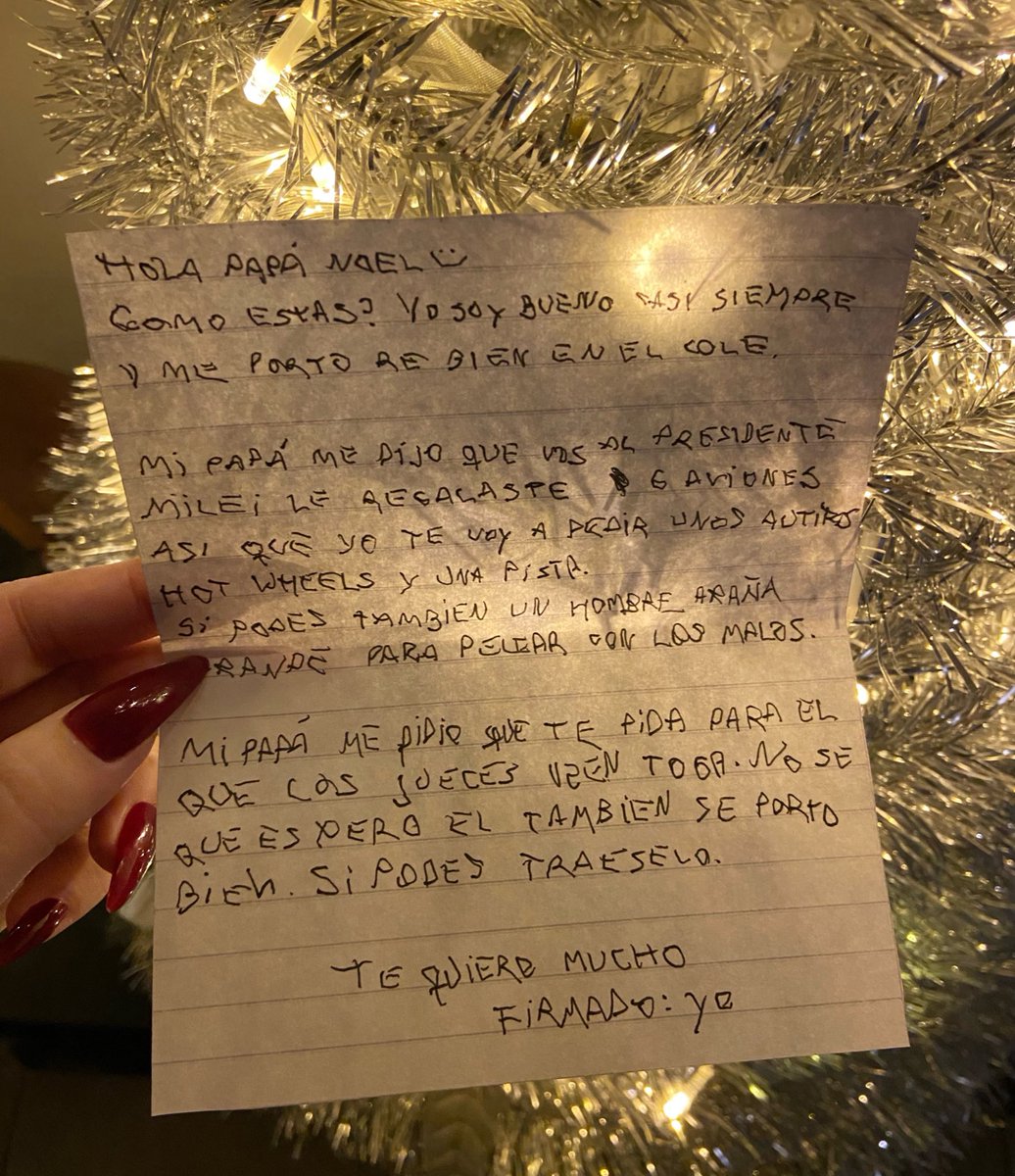 Mi primito le escribió la carta a Papá Noel y puso:

"Vos al presidente Milei le regalaste 6 aviones, yo quiero unos autitos", "mi papá me pidió que te pida que los jueces usen toga. No sé qué es, pero él también se portó bien. Si podés traeselo"

AJAJKSAJJS QUÉ TIPAZO EL PENDEJO