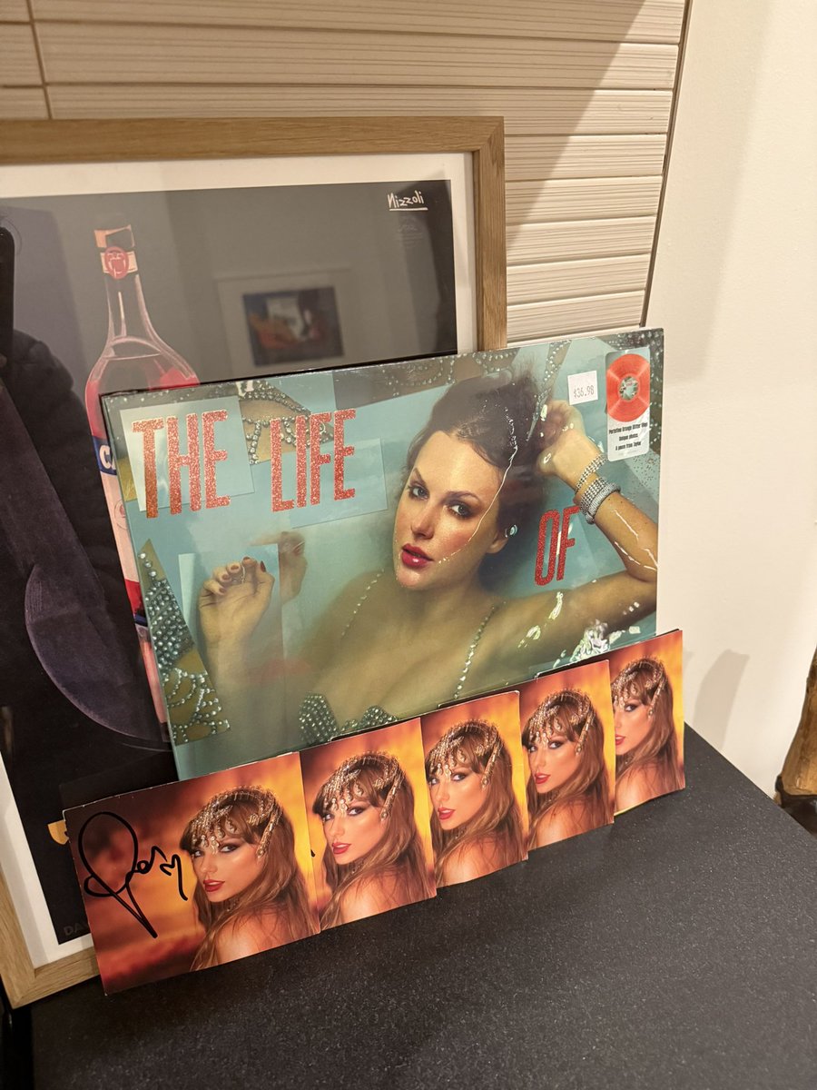 MaruiKin's tweet image. had to cop a taylor swift vinyl on my recent trip to nashville outta respect for my goat 🙂‍↕️ shawty has made me so much bread, her label had me flying around the country for months carrying like a 100k of these signed CDs man it was crazy