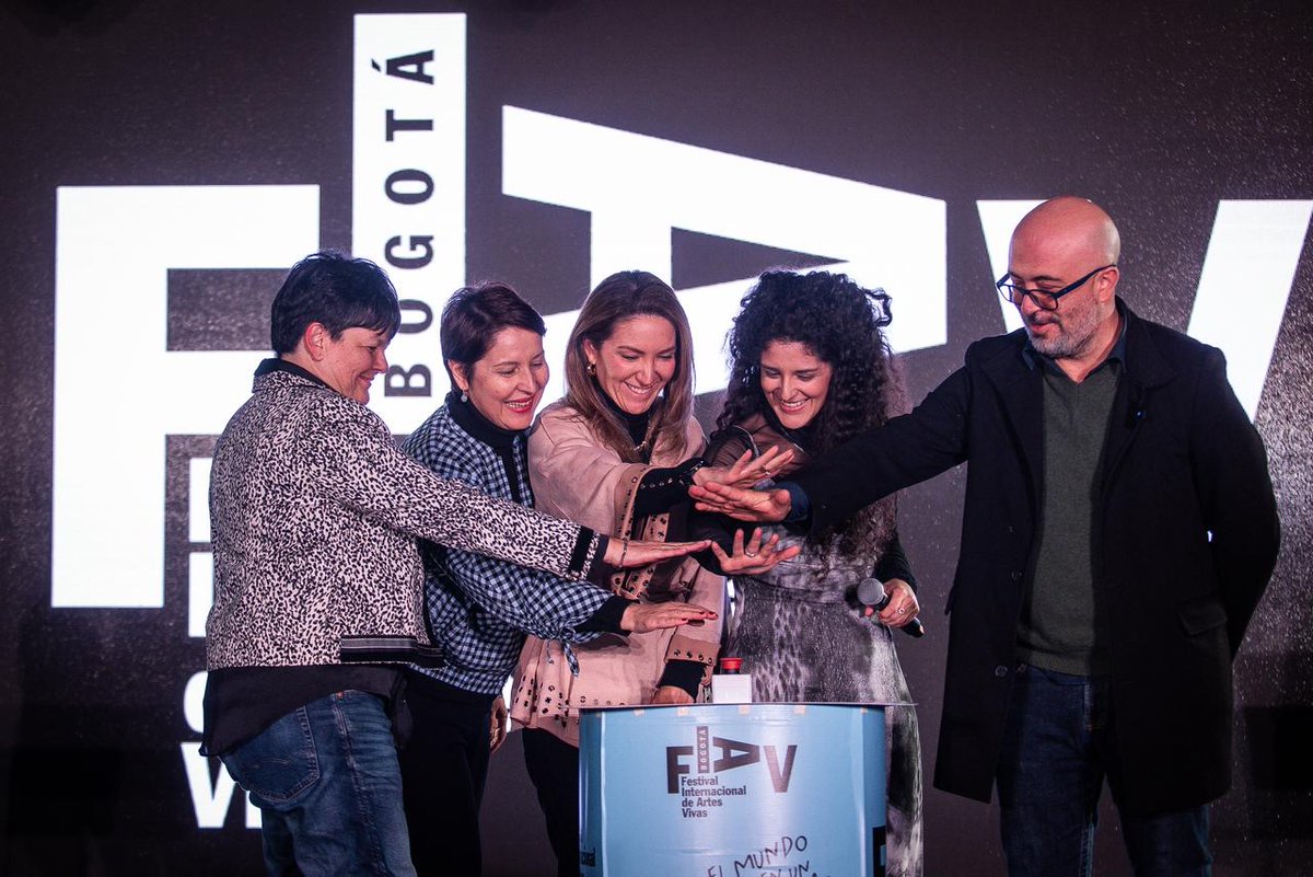 ¡El Festival Internacional de Artes Vivas #FIAVBogotá2026 está oficialmente en marcha! 🎭✨

Entre el 27 de marzo y el 5 de abril de 2026, Bogotá volverá a convertirse en un escenario infinito donde las artes vivas de Colombia y el mundo se toman la ciudad.