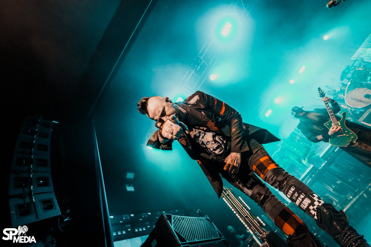 threedaysgrace's tweet photo. Night 1 in the UK! A very sold out show in the land of Ozz. Thanks, Birmingham! 🤘🤘🦇

📷 @sanjayparikhphoto

#ThreeDaysGrace #Badflower #Birmingham #UnitedKingdom https://t.co/QaaLoMW0jQ