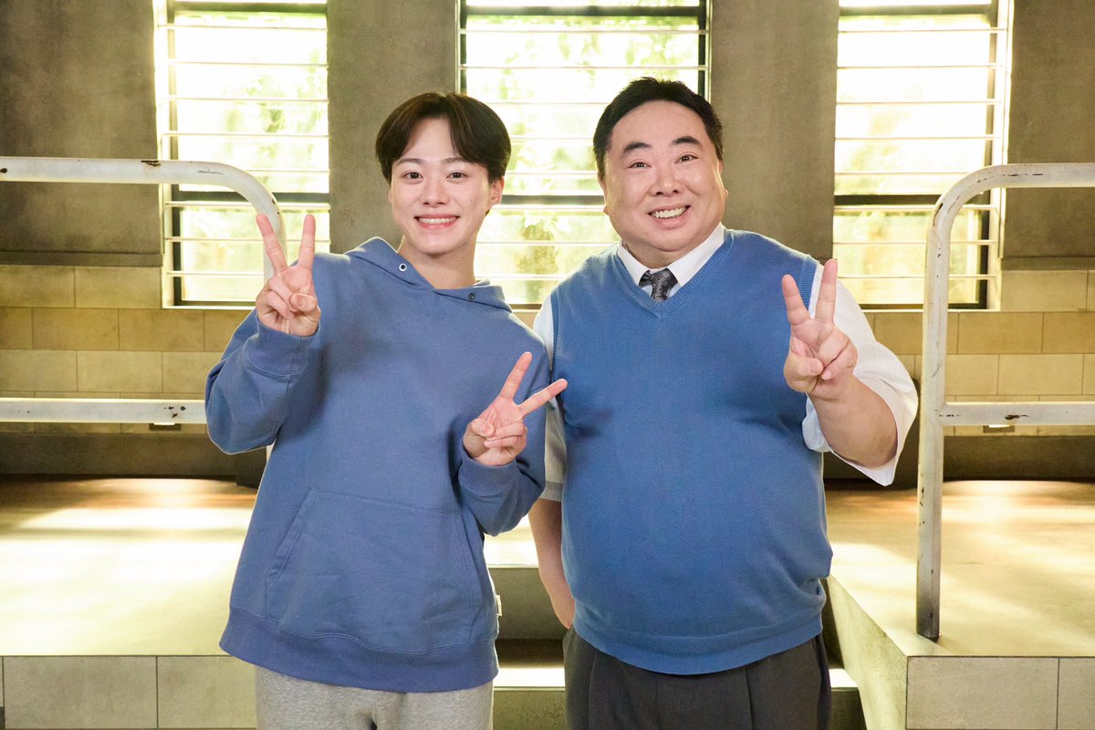 kintori_tvasahi's tweet photo. ⁡#塚地武雅 さんと #大橋和也 さんの
2ショットをパチリ📸
ドラマ「リベンジ・スパイ」でも共演し、
仲良しのお2人☺️
偶然、同じ青の衣装です👕🫶
⁡
#木曜ドラマ緊急取調室　
🚨第８話12/11(木)よる9時
⁡
✅TVerで第1〜3話＋最新話配信中❗️️
🔗https://t.co/csDq4lgAxa https://t.co/mgWGjBa80P