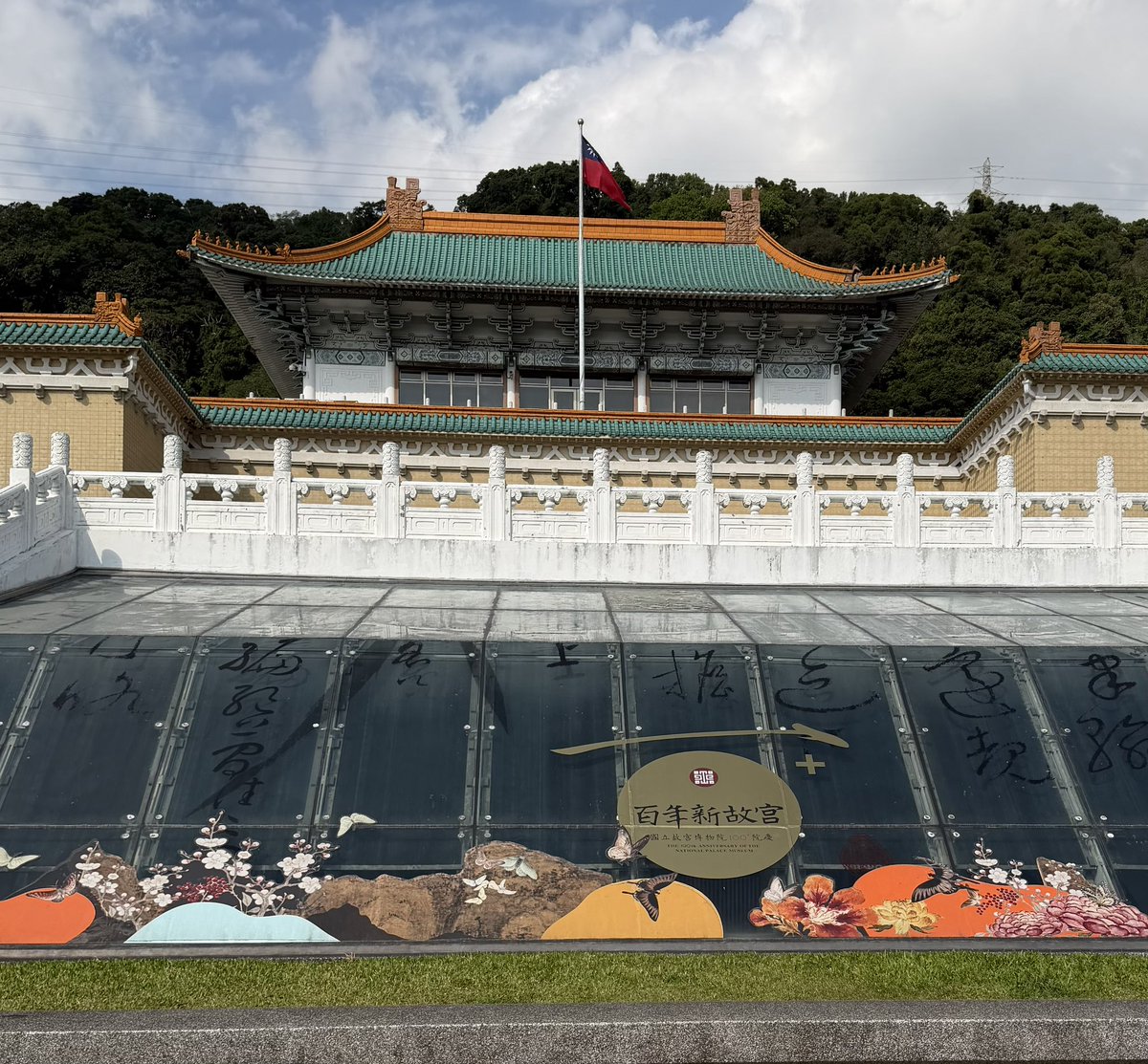 きのうは故宮博物院に行ってきました。 有名な23層の象牙多層球も