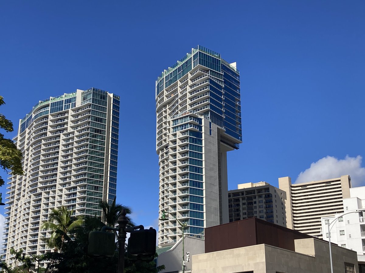 degochiyakuri's tweet photo. なんだ、あれか
ハワイの人、建物たてるの苦手か。
もしくはあれか、最初広めのコンドミニアムが芽吹いたあと、下の方から生えてくる階層に栄養が行き渡らなくなって細く伸びちゃったのか。 https://t.co/auzmtdHCwA