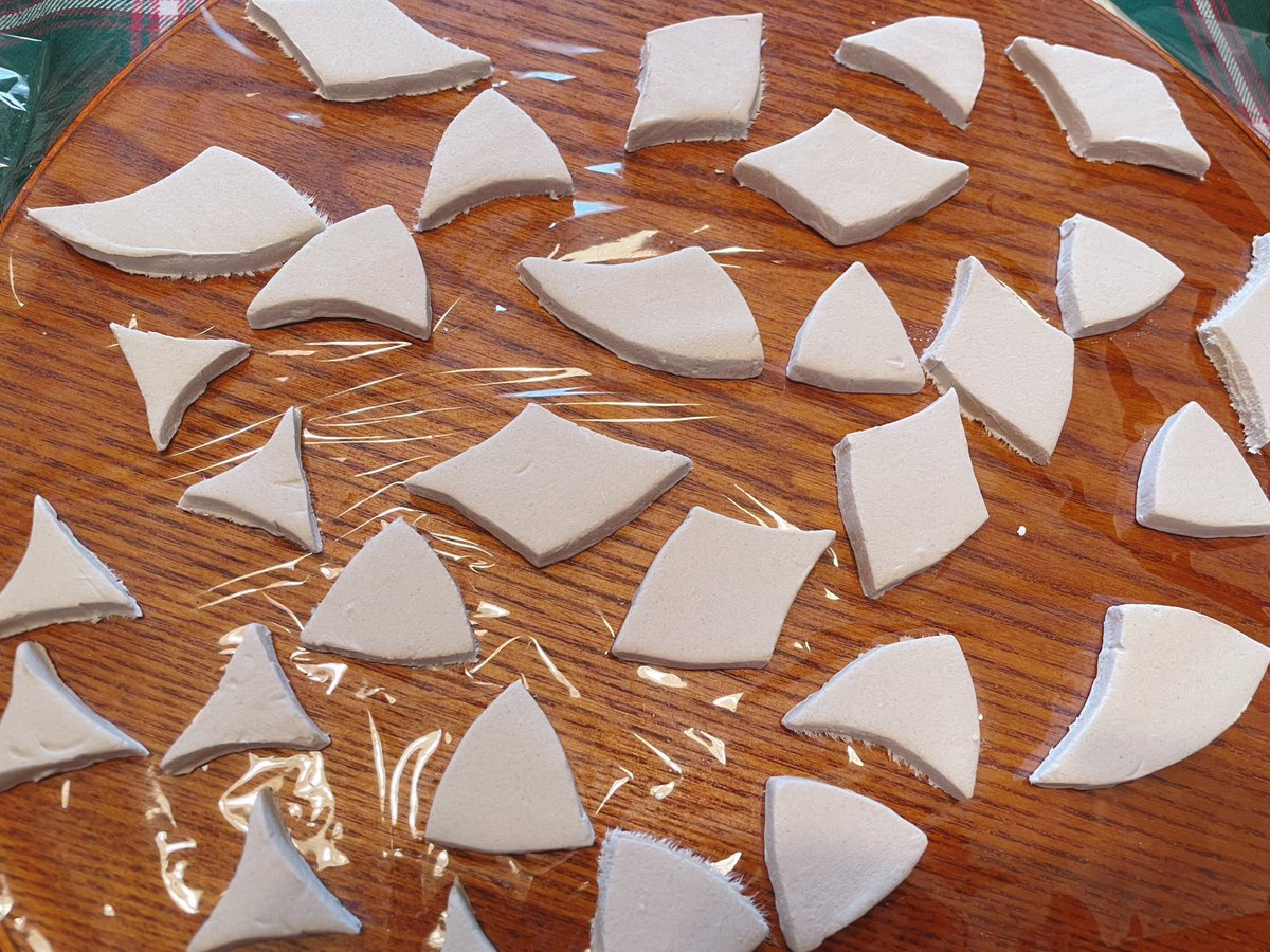 熱が下がったので、動けるようになったのでタイル作り( •̀ᴗ•́ )/♡
1時間やったらまたしんどくなってベッドに逆戻り🛌