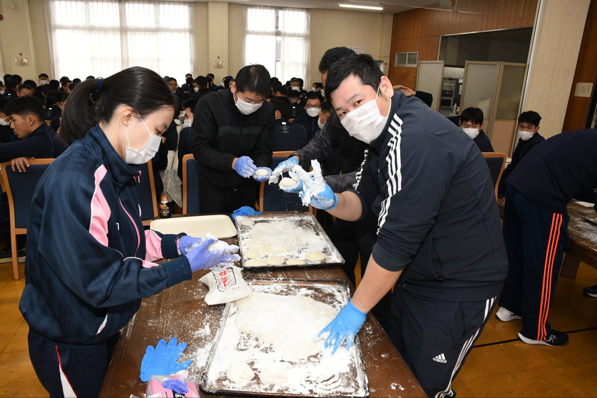 JASDF_Nara's tweet photo. 若い学生の中には、初めて餅をついた学生もおり、日本の伝統行事を理解する良い機会となりました。

#航空自衛隊 #幹部候補生学校 https://t.co/cdw4XNj3XM